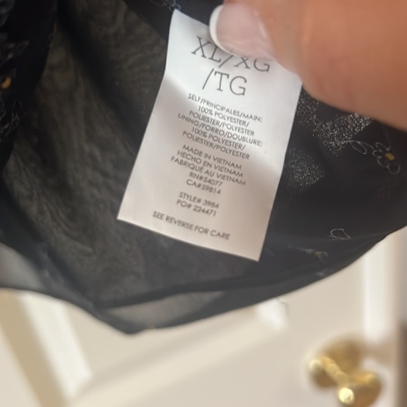 Cabi Sleeveless Blouse Navy with Flower print XL. V neck - Picture 3 of 5